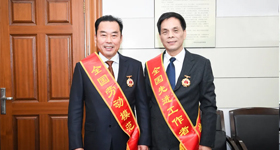 勞動光榮！勞模可敬！<br/>縣領導接見赴京回新全國勞動模范和先進工作者